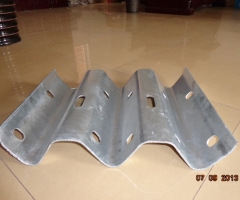 三波護(hù)欄板成型設(shè)備