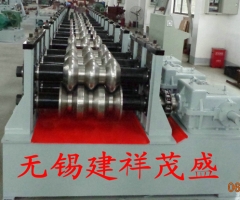 三波護(hù)欄板成型設(shè)備