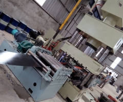 三波護(hù)欄板成型設(shè)備