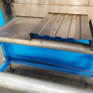 立體浪板成型設(shè)備