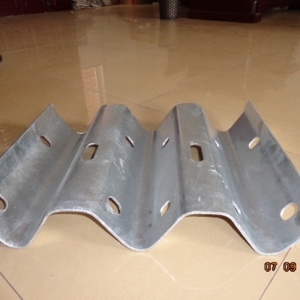 江陰三波護(hù)欄板成型設(shè)備