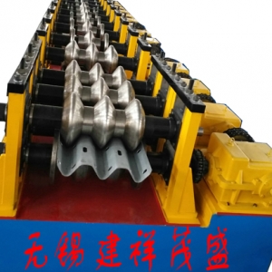 三波護(hù)欄板成型設(shè)備