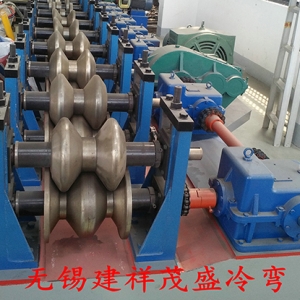 兩波護(hù)欄板成型設(shè)備