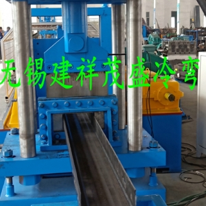 高速公路護欄成型機