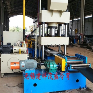 高速公路護(hù)欄成型機(jī)