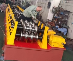 三波護(hù)欄板成型設(shè)備