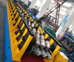 三波護(hù)欄板成型設(shè)備