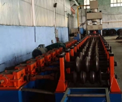 三波護(hù)欄板成型設(shè)備