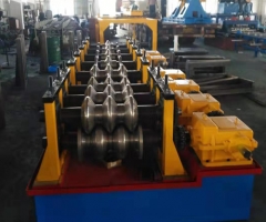 三波護(hù)欄板成型設(shè)備