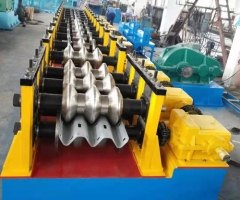 三波護(hù)欄板成型設(shè)備