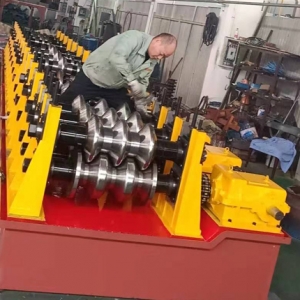 江陰三波護(hù)欄板成型設(shè)備