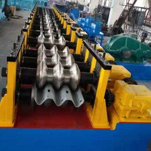 江陰三波護(hù)欄板成型設(shè)備