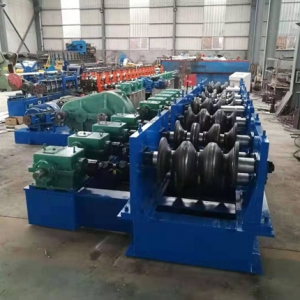 三波護(hù)欄板成型設(shè)備