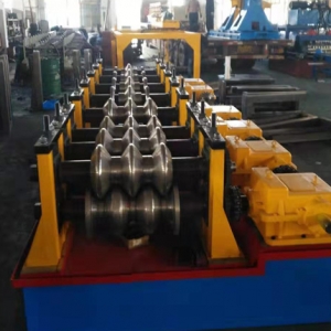 三波護(hù)欄板成型設(shè)備