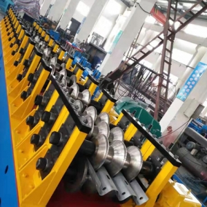 三波護(hù)欄板成型設(shè)備