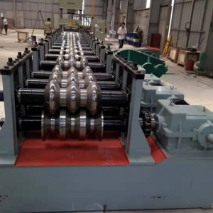 江陰三波護欄板成型設(shè)備