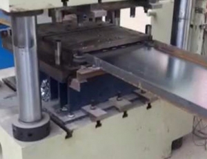 兩波護(hù)欄板成型設(shè)備視頻